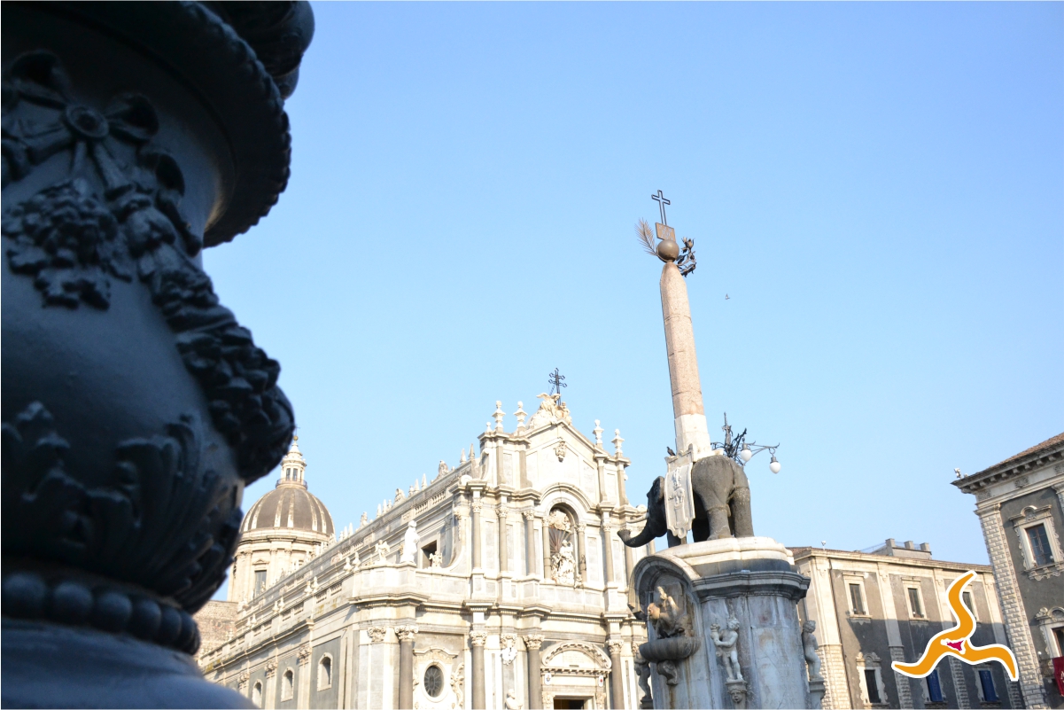 Cosa Fare a Catania in Un Giorno - vista cattedrale e fontana dell'elefante